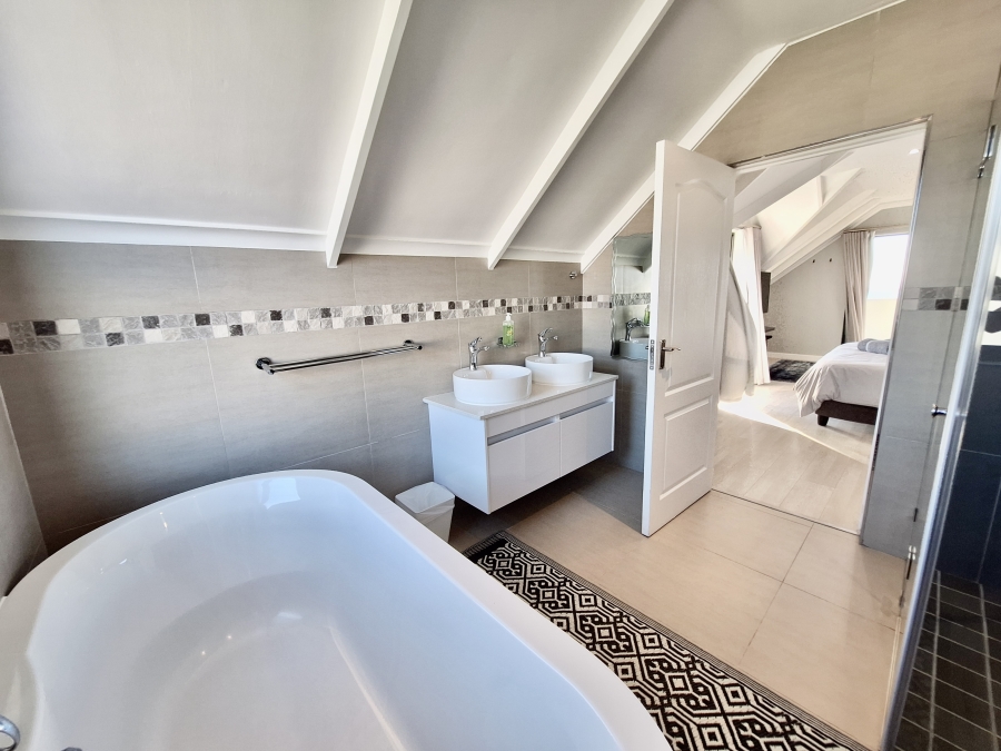 4 Bedroom Property for Sale in Grotto Bay Western Cape